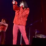 東京ストリートコレクション、吉田凜音、赤リップと赤ストリートファッションでキュートに熱唱！ パンチのあるラップを繰り広げた17歳の圧巻のステージ！