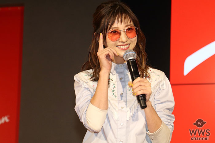 伊藤千晃がショートパンツ姿の夏コーデで渋谷のRay-Banフラッグシップ店に登場！「サングラスはピンクが好き。普段使いにしたい」