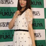 欅坂46・キャプテン 菅井友香、待望のファースト写真集発売で新宿でイベント開催！