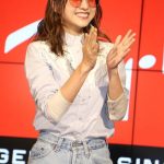 伊藤千晃がショートパンツ姿の夏コーデで渋谷のRay-Banフラッグシップ店に登場！「サングラスはピンクが好き。普段使いにしたい」