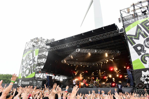 【ライブレポート】METROCK トップバッターKEYTALK！『Summer Venus』含む夏らしい9曲披露！！寺中はハート型サングラスで盛り上げる！
