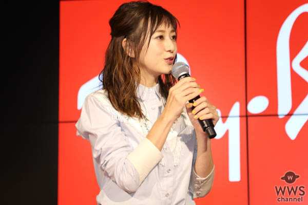 伊藤千晃がショートパンツ姿の夏コーデで渋谷のRay-Banフラッグシップ店に登場！「サングラスはピンクが好き。普段使いにしたい」