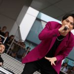 SKY-HI、ガンダム立像の前でガンダム主題歌を歌唱！！