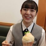 【動画】現役女子高生がデニーズでボリューム満点の桃デザートを完食！