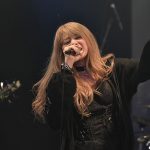 ハードなステージパフォーマンスで