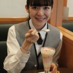 【動画】現役女子高生がデニーズでボリューム満点の桃デザートを完食！
