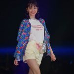 下村実生（フェアリーズ）がショートパンツ姿で美脚をアピール！藤田ニコル、TGC富山を盛り上げる！