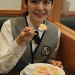 【動画】現役女子高生がデニーズでボリューム満点の桃デザートを完食！