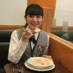 【動画】現役女子高生がデニーズでボリューム満点の桃デザートを完食！