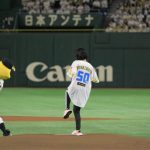 吉本実憂、約1年ぶりにソフトバンク戦で始球式に登場！ トルネード投法でスタンドを沸かせる！
