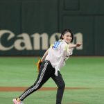 吉本実憂、約1年ぶりにソフトバンク戦で始球式に登場！ トルネード投法でスタンドを沸かせる！