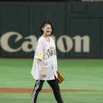 吉本実憂、約1年ぶりにソフトバンク戦で始球式に登場！ トルネード投法でスタンドを沸かせる！
