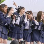 BNK48が海外アイドル初のTIFに参戦！熱気の野外ステージで『RIVER』を力強く披露！