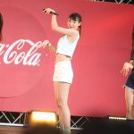 【ライブレポート】Chuning Candy(チューニングキャンディー)が夏らしいヘソ出しファッションで野外ライブパフォーマンス！