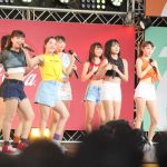 【ライブレポート】Chuning Candy(チューニングキャンディー)が夏らしいヘソ出しファッションで野外ライブパフォーマンス！