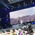 【ライブレポート】ゴールデンボンバーが9/1発売の新曲『タツオ…嫁を俺にくれ』で樽美酒がボーカルつとめる！ 灼熱のGRASS STAGEでオープニングから下ネタ全開のステージ！