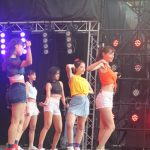 【ライブレポート】Chuning Candy(チューニングキャンディー)が夏らしいヘソ出しファッションで野外ライブパフォーマンス！