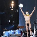 【ライブレポート】ゴールデンボンバーが9/1発売の新曲『タツオ…嫁を俺にくれ』で樽美酒がボーカルつとめる！ 灼熱のGRASS STAGEでオープニングから下ネタ全開のステージ！