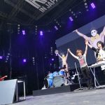 【ライブレポート】ゴールデンボンバーが9/1発売の新曲『タツオ…嫁を俺にくれ』で樽美酒がボーカルつとめる！ 灼熱のGRASS STAGEでオープニングから下ネタ全開のステージ！