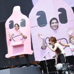 【ライブレポート】ゴールデンボンバーが9/1発売の新曲『タツオ…嫁を俺にくれ』で樽美酒がボーカルつとめる！ 灼熱のGRASS STAGEでオープニングから下ネタ全開のステージ！