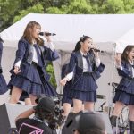 BNK48が海外アイドル初のTIFに参戦！熱気の野外ステージで『RIVER』を力強く披露！