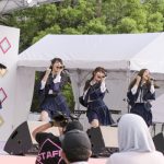 BNK48が海外アイドル初のTIFに参戦!熱気の野外ステージで『RIVER』を力強く披露!