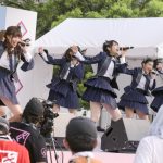 BNK48が海外アイドル初のTIFに参戦！熱気の野外ステージで『RIVER』を力強く披露！