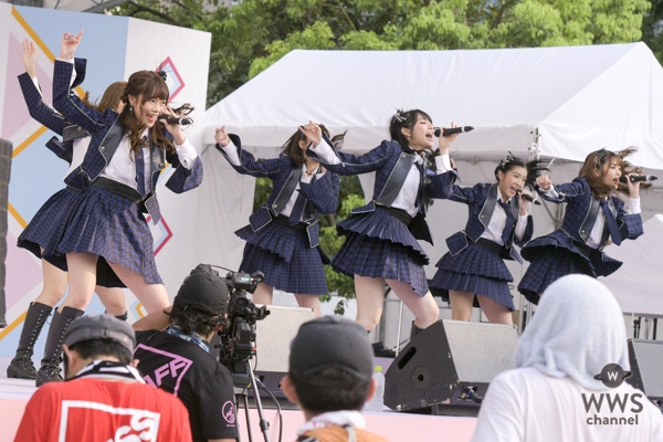 BNK48が海外アイドル初のTIFに参戦！熱気の野外ステージで『RIVER』を力強く披露！