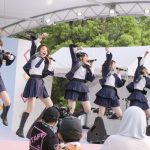 BNK48が海外アイドル初のTIFに参戦！熱気の野外ステージで『RIVER』を力強く披露！