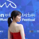 映画『私の人生なのに』第１４回堤川（チェチョン）国際音楽映画祭 セクシーな赤の肩出しドレスでレッドカーペットに登場！