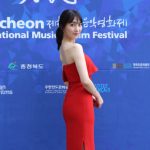 映画『私の人生なのに』第１４回堤川（チェチョン）国際音楽映画祭 セクシーな赤の肩出しドレスでレッドカーペットに登場！