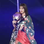 内田理央が肩をあらわにした奇抜な振袖ドレスで会場中を悩殺！＜東京ガールズコレクション 2018 AUTUMN/WINTER＞