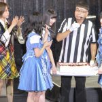 SKE48・大場美奈、古畑奈和が、イジリー岡田の誕生日祝福！ ＜AKB48グループ 第2回ユニットじゃんけん大会＞