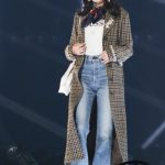 大政絢が「TGC2018 A/W」のランウェイに登場！ボーイフレンドフレンドデニムと、マットなスモーキーなレッドリップでセクシーさアピール！！＜東京ガールズコレクション 2018 AUTUMN/WINTER＞