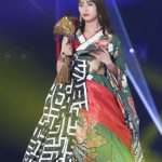 内田理央が肩をあらわにした奇抜な振袖ドレスで会場中を悩殺！＜東京ガールズコレクション 2018 AUTUMN/WINTER＞