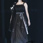 新川優愛、色気たっぷりオールブラックコーデをお披露目！たクールな表情でオーディエンスを魅了！＜東京ガールズコレクション2018 A/W＞