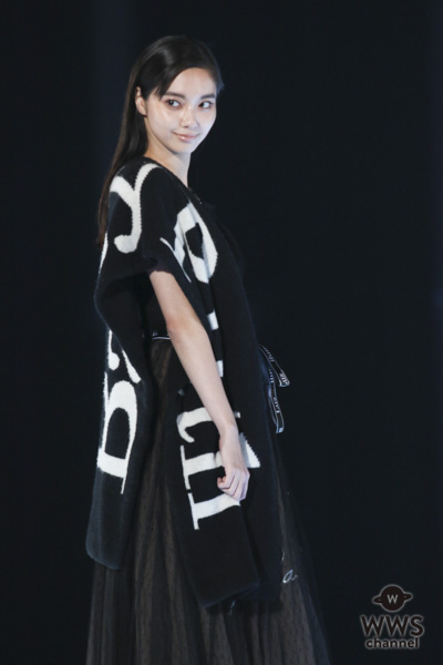 新川優愛、色気たっぷりオールブラックコーデをお披露目！たクールな表情でオーディエンスを魅了！＜東京ガールズコレクション2018 A/W＞