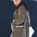 大政絢が「TGC2018 A/W」のランウェイに登場！ボーイフレンドフレンドデニムと、マットなスモーキーなレッドリップでセクシーさアピール！！＜東京ガールズコレクション 2018 AUTUMN/WINTER＞