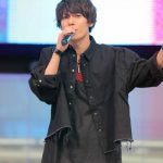 崎山つばさ、初のソロシングル「Crescent Moon」の発売記念ミニライブ＆握手会に約2000人のファンが殺到！