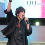 崎山つばさ、初のソロシングル「Crescent Moon」の発売記念ミニライブ＆握手会に約2000人のファンが殺到！