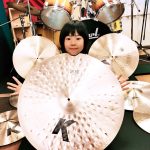 8歳の天才ドラマー“よよか” が世界的楽器メーカー『Pearl』『Zildjan』と 最年少でエンドースメント契約を締結！！