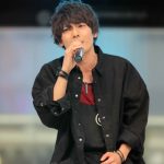 崎山つばさ、初のソロシングル「Crescent Moon」の発売記念ミニライブ＆握手会に約2000人のファンが殺到！