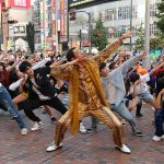 BIGBANGのV.I(ヴィアイ)、新曲ダンスチューンで新宿にサプライズフラッシュモブが出現！ダンサー100人による突然のフラッシュモブからピコ太郎が登場！！