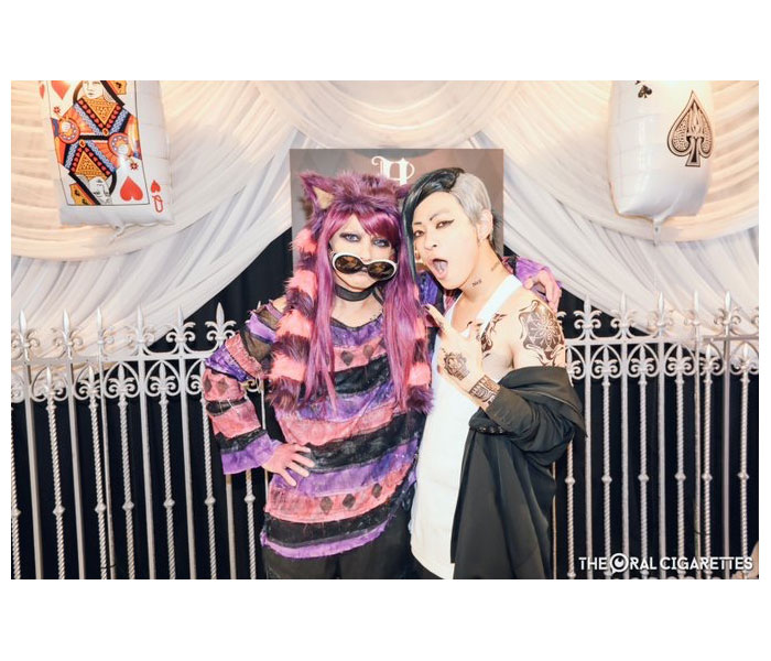 THE ORAL CIGARETTES・山中拓也とHYDEがコスプレで2ショット公開！「異次元の美しさ」と歓喜の声！ 『HYDEハロウィンパーティー』で共演！