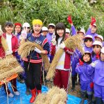 NGT48が新潟の大先輩・小林幸子の誘いを受け 「小林幸子田」で脱穀のお手伝い！！