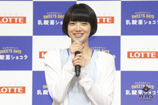 小松菜奈がトレーニングウェア姿で運動好きを告白。「学生の時は勉強よりも体育が好きでした」。吉田羊と「腸内改善トレーニング」に挑戦！