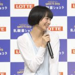 小松菜奈がトレーニングウェア姿で運動好きを告白。「学生の時は勉強よりも体育が好きでした」。吉田羊と「腸内改善トレーニング」に挑戦！