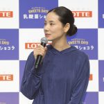 小松菜奈がトレーニングウェア姿で運動好きを告白。「学生の時は勉強よりも体育が好きでした」。吉田羊と「腸内改善トレーニング」に挑戦！