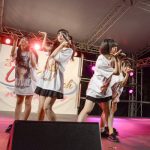 【ライブレポート】ナナランドが海辺のステージを「うりゃほい」祭りの大魔法で熱狂的パフォーマンス！！