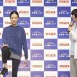 小松菜奈がトレーニングウェア姿で運動好きを告白。「学生の時は勉強よりも体育が好きでした」。吉田羊と「腸内改善トレーニング」に挑戦！